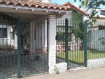 Casa en 1 planta 3 ambientes patio. Olivos.