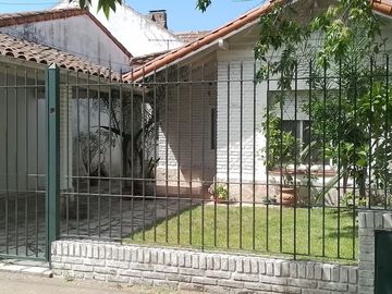 Casa en 1 planta 3 ambientes patio. Olivos.