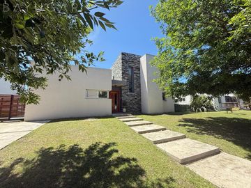 Casa en Venta  - Barrio El Cantón - Puertos / Escobar Pilar - PERMUTA!