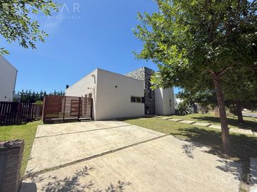 Casa en Venta  - Barrio El Cantón - Puertos / Escobar Pilar - PERMUTA!