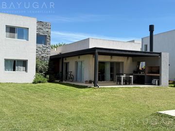 Casa en Venta  - Barrio El Cantón - Puertos / Escobar Pilar - PERMUTA!