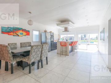 Hermosa casa en alquiler en Country Boca Ratón! Con Pileta y Parrilla!