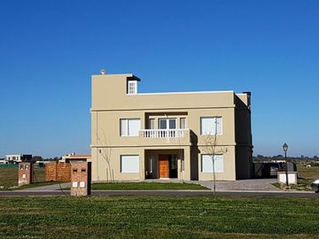 Casa en venta - 4 Dormitorios 4 Baños - Cocheras - 850Mts2 - Escobar