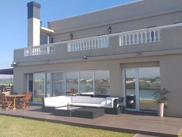 Casa en venta - 4 Dormitorios 4 Baños - Cocheras - 850Mts2 - Escobar
