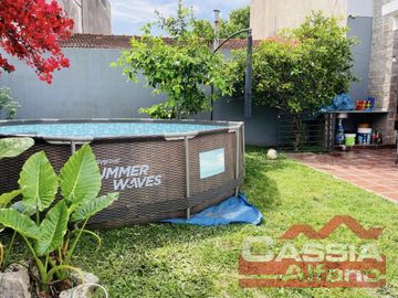 CASA EXCELENTE ESTADO DESARROLL. EN PLANTA BAJA 2 DORMITORIOS, GARAGE Y FONDO