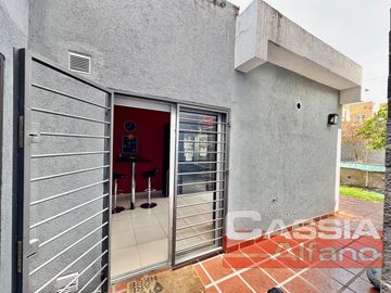 CASA EXCELENTE ESTADO DESARROLL. EN PLANTA BAJA 2 DORMITORIOS, GARAGE Y FONDO
