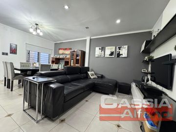 CASA EXCELENTE ESTADO DESARROLL. EN PLANTA BAJA 2 DORMITORIOS, GARAGE Y FONDO