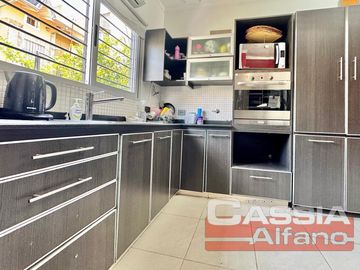 CASA EXCELENTE ESTADO DESARROLL. EN PLANTA BAJA 2 DORMITORIOS, GARAGE Y FONDO