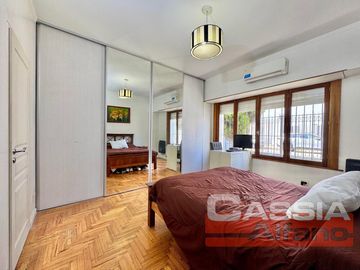 CASA EXCELENTE ESTADO DESARROLL. EN PLANTA BAJA 2 DORMITORIOS, GARAGE Y FONDO