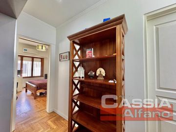 CASA EXCELENTE ESTADO DESARROLL. EN PLANTA BAJA 2 DORMITORIOS, GARAGE Y FONDO