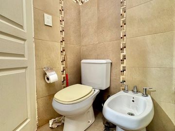 CASA EXCELENTE ESTADO DESARROLL. EN PLANTA BAJA 2 DORMITORIOS, GARAGE Y FONDO