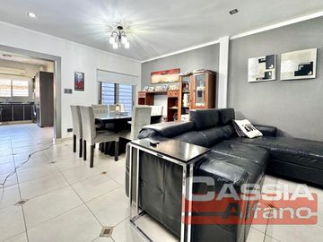 CASA EXCELENTE ESTADO DESARROLL. EN PLANTA BAJA 2 DORMITORIOS, GARAGE Y FONDO