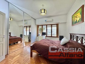 CASA EXCELENTE ESTADO DESARROLL. EN PLANTA BAJA 2 DORMITORIOS, GARAGE Y FONDO
