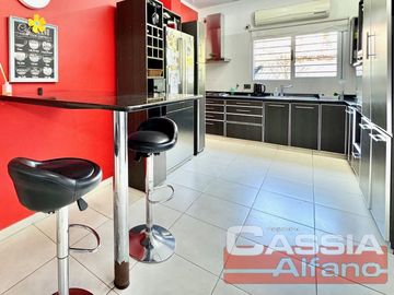 CASA EXCELENTE ESTADO DESARROLL. EN PLANTA BAJA 2 DORMITORIOS, GARAGE Y FONDO