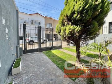 CASA EXCELENTE ESTADO DESARROLL. EN PLANTA BAJA 2 DORMITORIOS, GARAGE Y FONDO