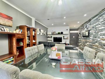 CASA EXCELENTE ESTADO DESARROLL. EN PLANTA BAJA 2 DORMITORIOS, GARAGE Y FONDO