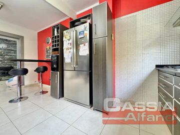 CASA EXCELENTE ESTADO DESARROLL. EN PLANTA BAJA 2 DORMITORIOS, GARAGE Y FONDO
