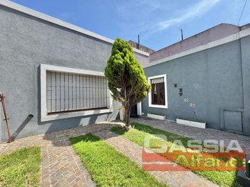 CASA EXCELENTE ESTADO DESARROLL. EN PLANTA BAJA 2 DORMITORIOS, GARAGE Y FONDO