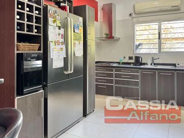 CASA EXCELENTE ESTADO DESARROLL. EN PLANTA BAJA 2 DORMITORIOS, GARAGE Y FONDO