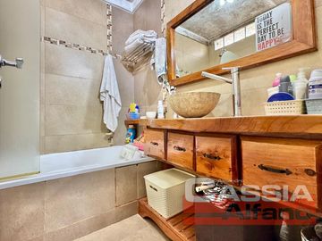 CASA EXCELENTE ESTADO DESARROLL. EN PLANTA BAJA 2 DORMITORIOS, GARAGE Y FONDO