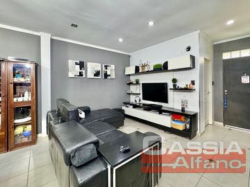 CASA EXCELENTE ESTADO DESARROLL. EN PLANTA BAJA 2 DORMITORIOS, GARAGE Y FONDO