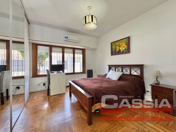 CASA EXCELENTE ESTADO DESARROLL. EN PLANTA BAJA 2 DORMITORIOS, GARAGE Y FONDO