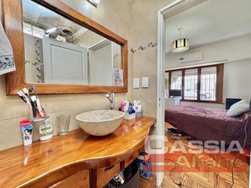 CASA EXCELENTE ESTADO DESARROLL. EN PLANTA BAJA 2 DORMITORIOS, GARAGE Y FONDO
