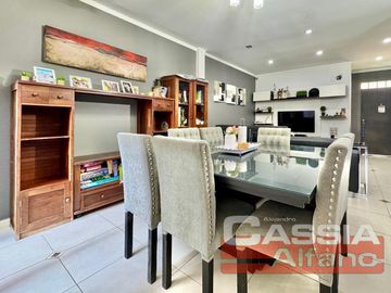 CASA EXCELENTE ESTADO DESARROLL. EN PLANTA BAJA 2 DORMITORIOS, GARAGE Y FONDO