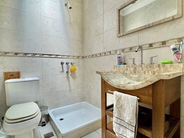 CASA EXCELENTE ESTADO DESARROLL. EN PLANTA BAJA 2 DORMITORIOS, GARAGE Y FONDO