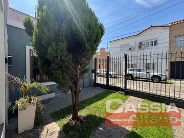 CASA EXCELENTE ESTADO DESARROLL. EN PLANTA BAJA 2 DORMITORIOS, GARAGE Y FONDO