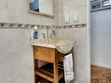 CASA EXCELENTE ESTADO DESARROLL. EN PLANTA BAJA 2 DORMITORIOS, GARAGE Y FONDO