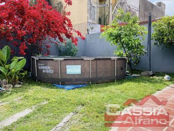 CASA EXCELENTE ESTADO DESARROLL. EN PLANTA BAJA 2 DORMITORIOS, GARAGE Y FONDO