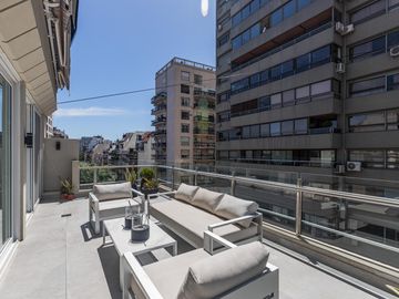 Duplex de 5 ambientes con 4 suites, 2 cocheras, dependencias y baulera en Recoleta