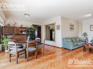 Departamento de  4 dormitorios, espacio guarda coche fijo, cubierto y baulera en venta en Caballito