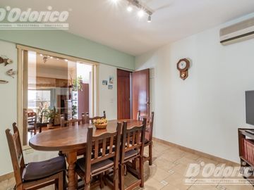Departamento de  4 dormitorios, espacio guarda coche fijo, cubierto y baulera en venta en Caballito