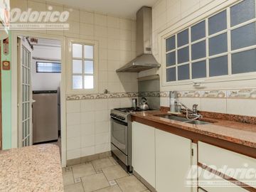Departamento de  4 dormitorios, espacio guarda coche fijo, cubierto y baulera en venta en Caballito