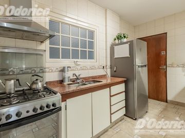 Departamento de  4 dormitorios, espacio guarda coche fijo, cubierto y baulera en venta en Caballito