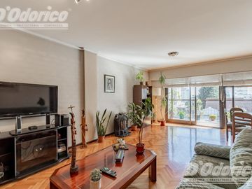 Departamento de  4 dormitorios, espacio guarda coche fijo, cubierto y baulera en venta en Caballito