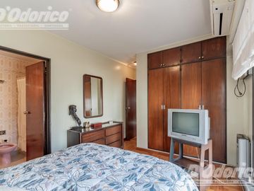 Departamento de  4 dormitorios, espacio guarda coche fijo, cubierto y baulera en venta en Caballito