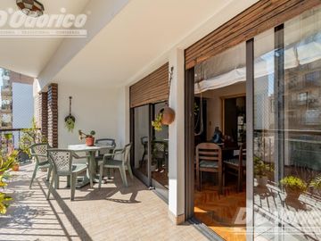 Departamento de  4 dormitorios, espacio guarda coche fijo, cubierto y baulera en venta en Caballito