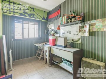 Departamento de  4 dormitorios, espacio guarda coche fijo, cubierto y baulera en venta en Caballito