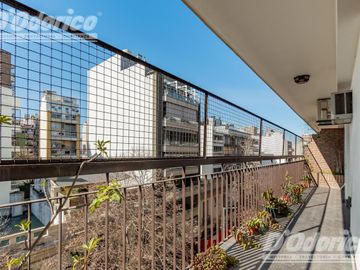 Departamento de  4 dormitorios, espacio guarda coche fijo, cubierto y baulera en venta en Caballito