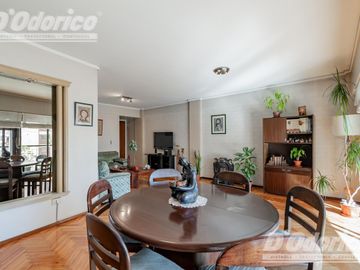 Departamento de  4 dormitorios, espacio guarda coche fijo, cubierto y baulera en venta en Caballito