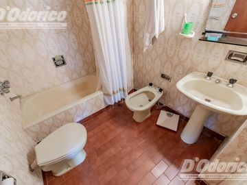 Departamento de  4 dormitorios, espacio guarda coche fijo, cubierto y baulera en venta en Caballito