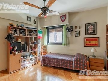 Departamento de  4 dormitorios, espacio guarda coche fijo, cubierto y baulera en venta en Caballito