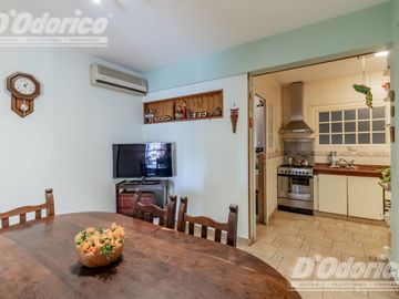Departamento de  4 dormitorios, espacio guarda coche fijo, cubierto y baulera en venta en Caballito