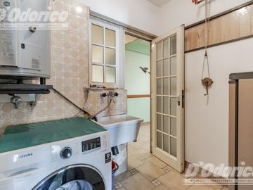 Departamento de  4 dormitorios, espacio guarda coche fijo, cubierto y baulera en venta en Caballito