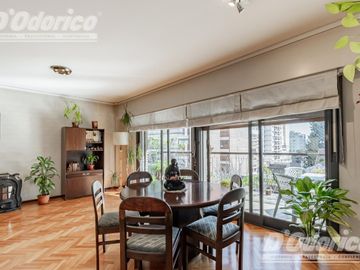 Departamento de  4 dormitorios, espacio guarda coche fijo, cubierto y baulera en venta en Caballito