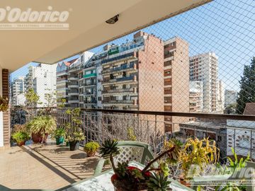 Departamento de  4 dormitorios, espacio guarda coche fijo, cubierto y baulera en venta en Caballito