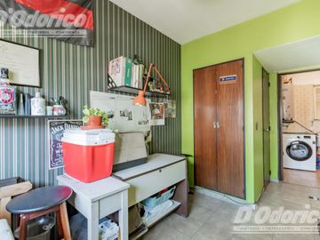 Departamento de  4 dormitorios, espacio guarda coche fijo, cubierto y baulera en venta en Caballito